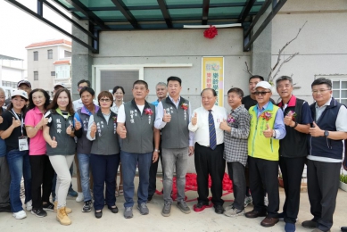 澎湖樂齡數位示範體驗場域啟用 陳光復：打造阿公阿嬤快樂學習的綠生活園地 陳光復指出，為提供長者優質的學習空間，縣府傾聽地方需求，並向中央爭取經費，將原本廢棄營區重新規劃，保留原有軍事風貌，並打造成綠意盎然的開放園區，不僅可供長者學習之餘放鬆休息，更將成為親子共遊、飯後散步的好去處。