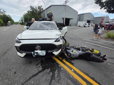 車毀人傷｜汽車與大型重機花蓮市區路口碰撞