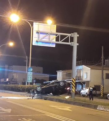 車輛翻覆在安全島｜太魯閣大橋南口，暗夜兩車碰撞，車毀人傷送醫！