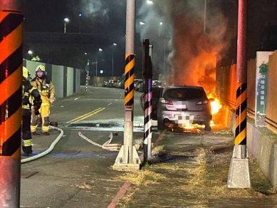 七月半車輛深夜突起火6旬駕駛奪門逃出嚇出一身冷汗