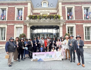 高市副議長率跨黨派16位議員訪法國