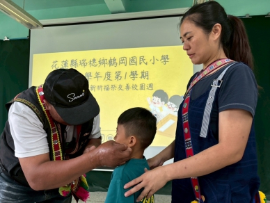 捏耳祈福｜鶴岡國小迎新祈福始業式，以阿美族傳統儀式祝福新學年。