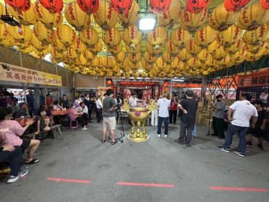 《臺灣真奇廟》花蓮仁里萬善廟主神陳聖公，是清朝開發東台灣的軍人，廟內也祭拜在花蓮南濱海邊戰死的清兵及荷蘭人遺骸，中元祭典普渡孤魂野鬼！