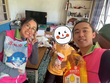 中元普渡｜花蓮縣五州公益協會以「以愛傳遞溫暖」為初心，特別準備一批生活物資，親自送至社區獨居長者住處。