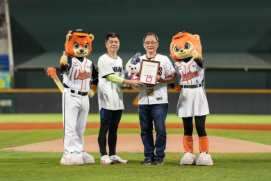 嘉市警察大白熊統一獅主場賽現身  攜手統一獅舉辦反詐主題日  大白熊與統一獅萊恩、盈盈同窗吸睛