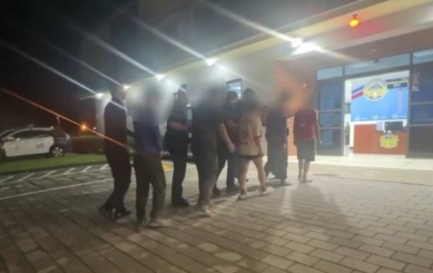 越籍移工夜市聚眾鬧事    東信警雷霆出擊逮五人