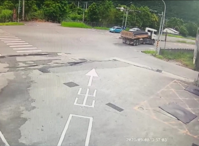 砂石車甩尾｜尾門未關，約100公尺砂石灑滿地，鳳警開單告發。