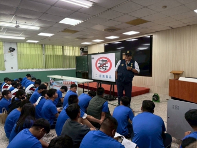 技職國手的搖籃｜臺東縣警察局少年隊至私立公東高工開學日反毒、識詐宣導。