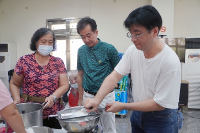 大葉藥保系助理教授許文光（右）和鄉長賴志銘（中）示範米苔目製作。（照片大葉提供）