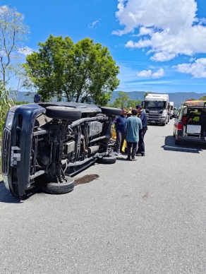 曳引車撞翻自小客貨車｜馬太鞍溪防汛非道路，車毀2傷送醫。