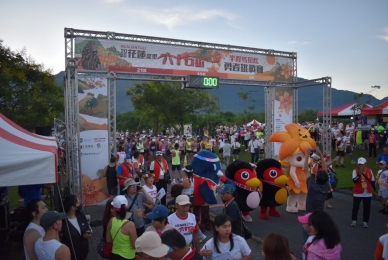 史上首次｜六十石山大型觀光馬拉松盛事，逾2千名勇者齊聚金針花海，2025花蓮富里六十石山半程馬拉松勇者挑戰賽熱血開跑！