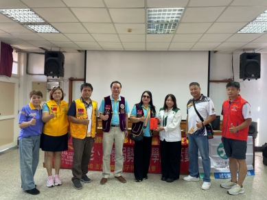 看見澎湖偏鄉囝仔的需要 善心人士陳建全先生、周姿廷女士號召捐贈14萬元助學金 對此，澎湖家扶中心陳玉如主任表示，相當感謝陳建全先生、周姿廷女士及澎湖瀛贏美黛子休閒聯誼會，所有一同響應助學捐款的善心人士，這份善舉不僅為澎湖偏鄉兒少提供實質性的幫助，也讓西嶼的孩子感受到社會的支持與溫暖，而家扶也將持續扮演連結資源的橋樑，讓社會愛心傳遞至需要的家庭身上。