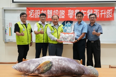 「澎湖優鮮」走進校園 陳光復：讓孩子吃得好、吃得健康，也吃得安心  同時也能品嚐到澎湖海洋的鮮味，讓午餐成為孩子們在校園中最期待的幸福時光。 農漁局長陳高樑、教育處長林長安、工商發展投資策進會總幹事張豪澤、文澳國小校長洪宏賢出席見證，表達對學童飲食健康的關心。