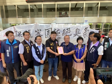 官僚、腐敗、怠惰、瀆職｜草民村長石福春率眾到花蓮縣議會遞交陳情書，痛批環保局魚肉、殘害無辜草民，縣議員輪攻，言詞激烈、砲聲隆隆！