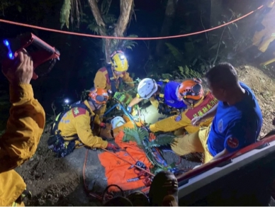 摸黑開車上山說去採野菜｜壽豐山區人車墜30公尺深淵卡在樹幹上，車毀人傷、救援送醫！