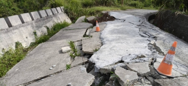 嚴重崩裂｜花74線吳江村道，毀於0403大地震，災修工程流標，鄉長江東成：9月中旬決標，9月底前一定會動工災修！
