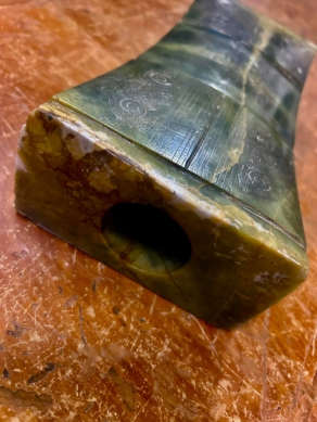 《尋寶記》古玉枕｜30餘年前向澳門古玩商購買，花蓮古物獵人林斯華珍藏。