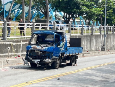 車子撞得很嚴重｜北濱外環道，暫時封閉！