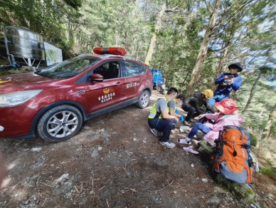 腳扭傷無法行走｜嘉明湖國家步道，55歲女登山客獲救脫險！