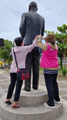 各界齊聲反對｜扯下拆除公告，臺東蔣公銅像不拆了！