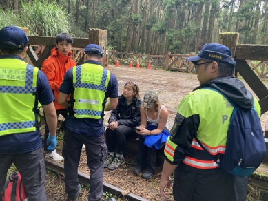 澳洲青年登塔山  女隊員高山症發作  阿里山警消商請林鐵處派板車接駁救援  隊員返北前親到竹崎分局致謝