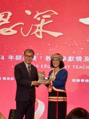 全國唯一邵族校長  集美國小校長高淑真  榮獲【40年資深優良教師】頒獎表揚  高淑真校長謙虛表示：#教育路上40年 #初心不變 #愛的接力 #教育，是一場愛與希望的接力。願我能把這份熱情，繼續傳遞給每一個孩子！