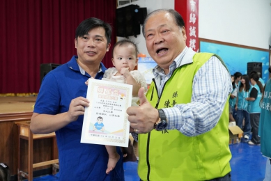 興星盃寶寶運動大賽熱鬧登場 百組親子齊聚同樂 陳光復親臨加油打氣 9/20日上午在澎湖海事學生活動中心熱鬧登場，大賽內容豐富多元，吸引縣內超過百組家庭熱情參與。現場笑聲、哭聲此起彼落，親子同樂氣氛溫馨熱絡，讓寶寶們在遊戲中開心成長，也讓家長們留下滿滿感動與美好回憶。