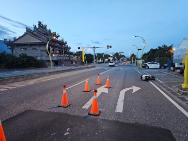 少年騎乘微型電動二輪車｜犬隻突然竄出，車倒人傷就醫！