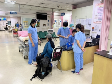 飲水不足、路段不熟、與同行人員失聯｜ㄧ行2名男女攀登內嶺爾山，男的自行脫困，女的身體不適搭直升機下山就醫！