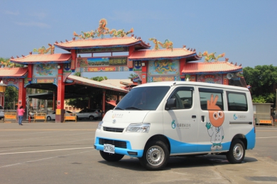 信賴眼科到港口宮義診 15年前受助學生來致謝