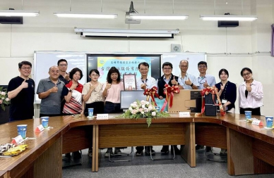 中油煉製事業部贈30台再生電腦給高雄五林國小支援學童數位學習