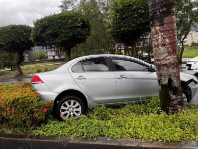 失控打滑｜小轎車鳳林鎮臺9線224.5公里自撞分隔島