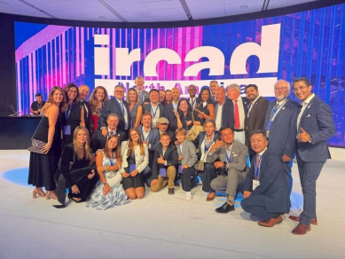 （IRCAD）北美訓練中心開幕，秀傳醫療總裁黃明和（二排中）率團前往祝賀。（照片秀傳提供）