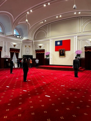 西嶼之光-橫礁之女-- 陳玉秀署長9/23日在總統府完成宣誓 除了是改制署後第一位女性署長、第一位出身民間業界的署長，也是首位不具公務人員身分的觀光首長；在就任近3個月來充分展現平民作風，幾乎每天都會抽空在臉書PO文，，主動行銷觀光署所舉辦之各項大型觀光活動，藉此吸引一般民眾主動點閱，期藉此向國人說明全國觀光軟硬體之發展進程，頗讓人耳目一新。