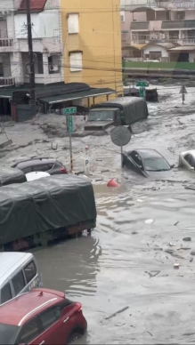 世紀大災難｜堰塞湖潰決，光復鄉救難軍車被洪水流走！