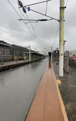 鐵軌不見了｜光復火車站泥流奔襲，一大段鐵軌都浸在爛泥裡！