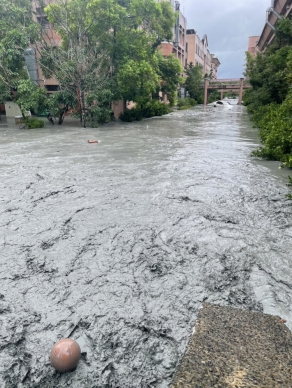 無水無電無物資｜國立光復商工51位師生，困在校區約一米高的泥濘中！