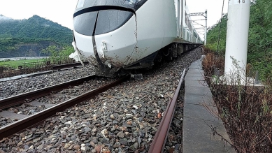 撞上大石塊｜疑土石流流到鐵軌上，臺鐵423次自強號列車，行經臺東縣山里=鹿野間，猛力撞擊車頭毀損！