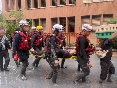 巷戰救援｜涉水踏泥、拉繩架梯、逐屋搜尋，宜蘭救兵在花蓮光復重災區，救出10名被困災民！