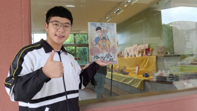 「二林囡仔與神明對話」，員中學生張博程舉辦「拾光啟程」個展。（照片學校提供）