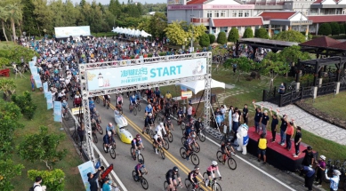 2025澎湖跳島101K自行車活動，近700位車友完騎世界最美麗海灣  其中有台灣本島有415位車友共襄盛舉，展現離島近海騎乘自行車漫旅的體驗魅力不減。除藝人劉至翰及前職棒球員、中職祕書長馮勝賢等嘉賓出席外，還有來自澳門、馬來西亞、瑞典、美國及香港等地的外籍車友一同參與！