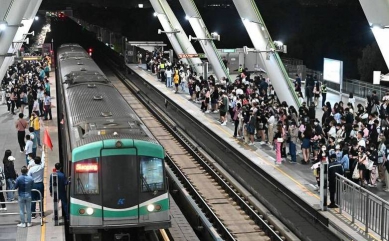 高雄捷運車廂太擠網路平台號召連署車廂加掛至6節