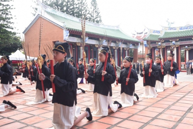 孔子誕辰2575周年　澎湖隆重舉行祭孔典禮 弘揚尊師重道 今年祭孔儀典，由中興國小學生擔任佾生，以六佾舞執籥、翟尾展演，展現古禮莊重之美；文光國中學生擔任禮生，恪守典儀；龍門國小國樂團與馬公國中國樂社則擔綱樂生，現場演奏傳統禮樂，增添儀式莊嚴氛圍。