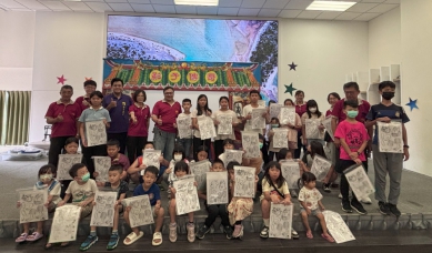 秋節前夕,家扶員林展愛隊邀扶助孩子觀賞傳統皮影戲。(照片家扶提供)