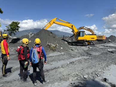 疑從堤防破口流到馬太鞍溪下游｜已發現2具遺體被沖走，還有6人失聯，7台重機械火力全開，搶救大作戰！