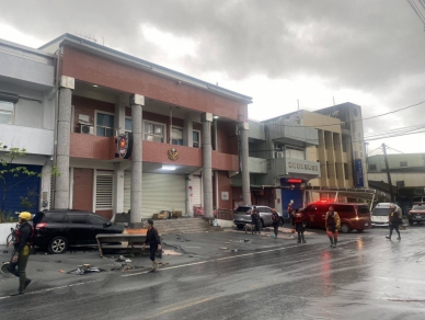 民眾PO網聲稱聽到警報聲進入派出所避難遭阻擋｜鳳林警分局澄清：災後修繕中，目前無法運作，派出所裝備及人員暫時移置大富派出所辦公中。