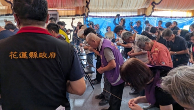 網傳頭七法會司儀說：「死的人沒有小林村多是縣長的慈悲！」｜花蓮縣政府澄清：「完全沒有網民杜撰之不敬言論！」