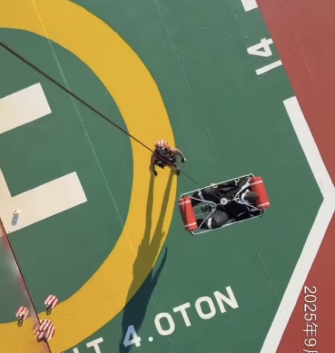 海上救援｜花蓮外海英國籍貨輪菲律賓籍船員右眼被空氣管擊傷，黑鷹直升機吊掛送醫。