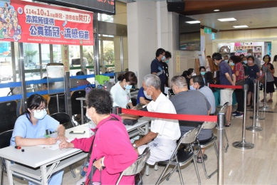 「公費流感、新冠和成人肺炎鏈球菌」疫苗，10月1日彰基同步施打。（照片彰基提供）