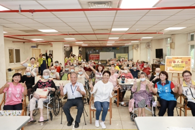 秋節前夕 縣長走訪社福機構關懷院民贈月餅禮金